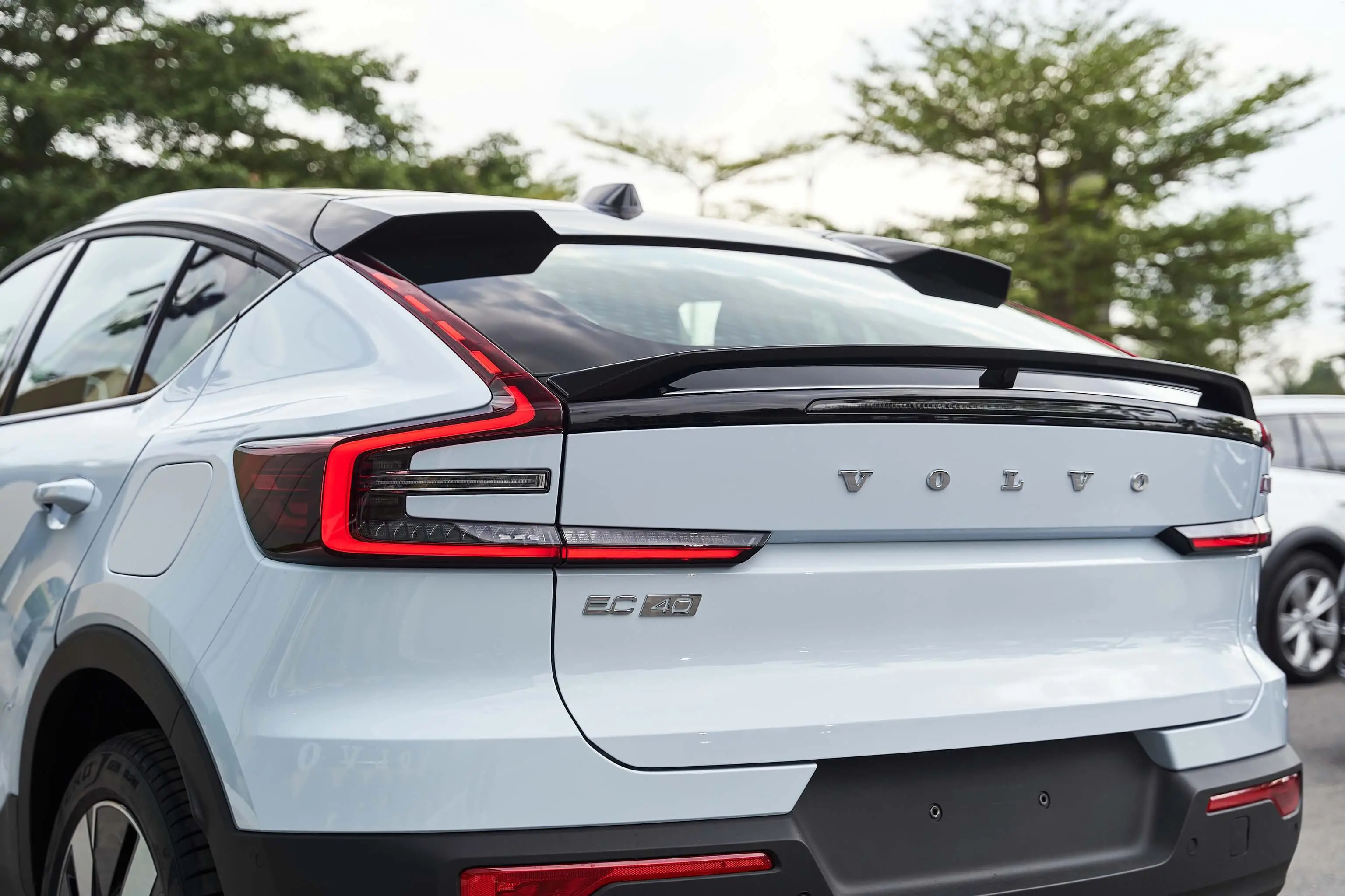 Khám phá Volvo EC40 Cloud Blue – Sắc xanh vượt thời gian trong thế giới ô tô điện hiện đại 12 Khám phá Volvo EC40 Cloud Blue – Sắc xanh vượt thời gian trong thế giới ô tô điện hiện đại kham pha volvo ec40 cloud blue sac xanh vuot thoi gian trong the gioi o to dien hien dai 68d3ad0337e8e Khám phá Volvo EC40 Cloud Blue – Sắc xanh vượt thời gian trong thế giới ô tô điện hiện đại