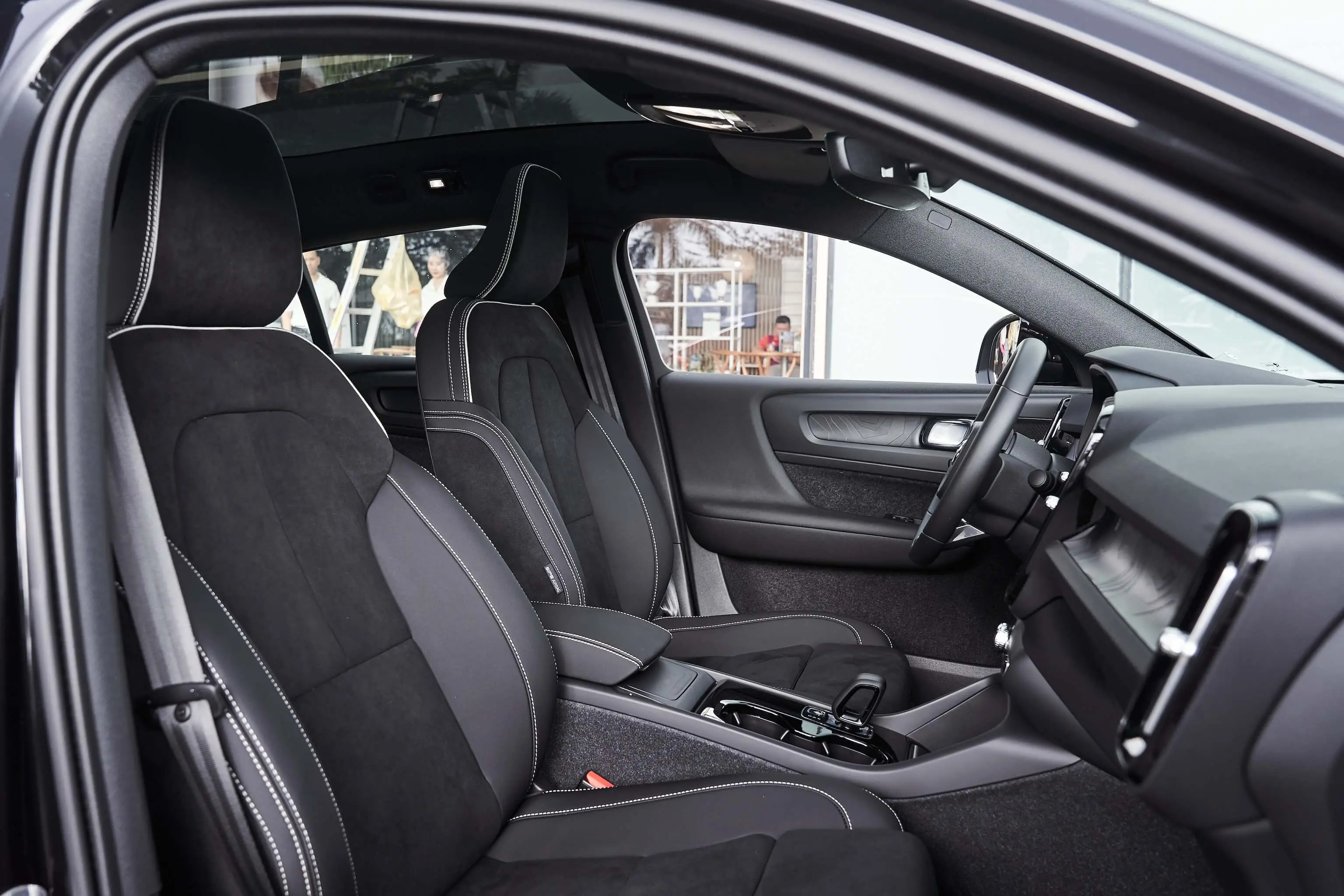 Khám phá Volvo EC40 Cloud Blue – Sắc xanh vượt thời gian trong thế giới ô tô điện hiện đại 11 Khám phá Volvo EC40 Cloud Blue – Sắc xanh vượt thời gian trong thế giới ô tô điện hiện đại kham pha volvo ec40 cloud blue sac xanh vuot thoi gian trong the gioi o to dien hien dai 68d3ad05d8a02 Khám phá Volvo EC40 Cloud Blue – Sắc xanh vượt thời gian trong thế giới ô tô điện hiện đại