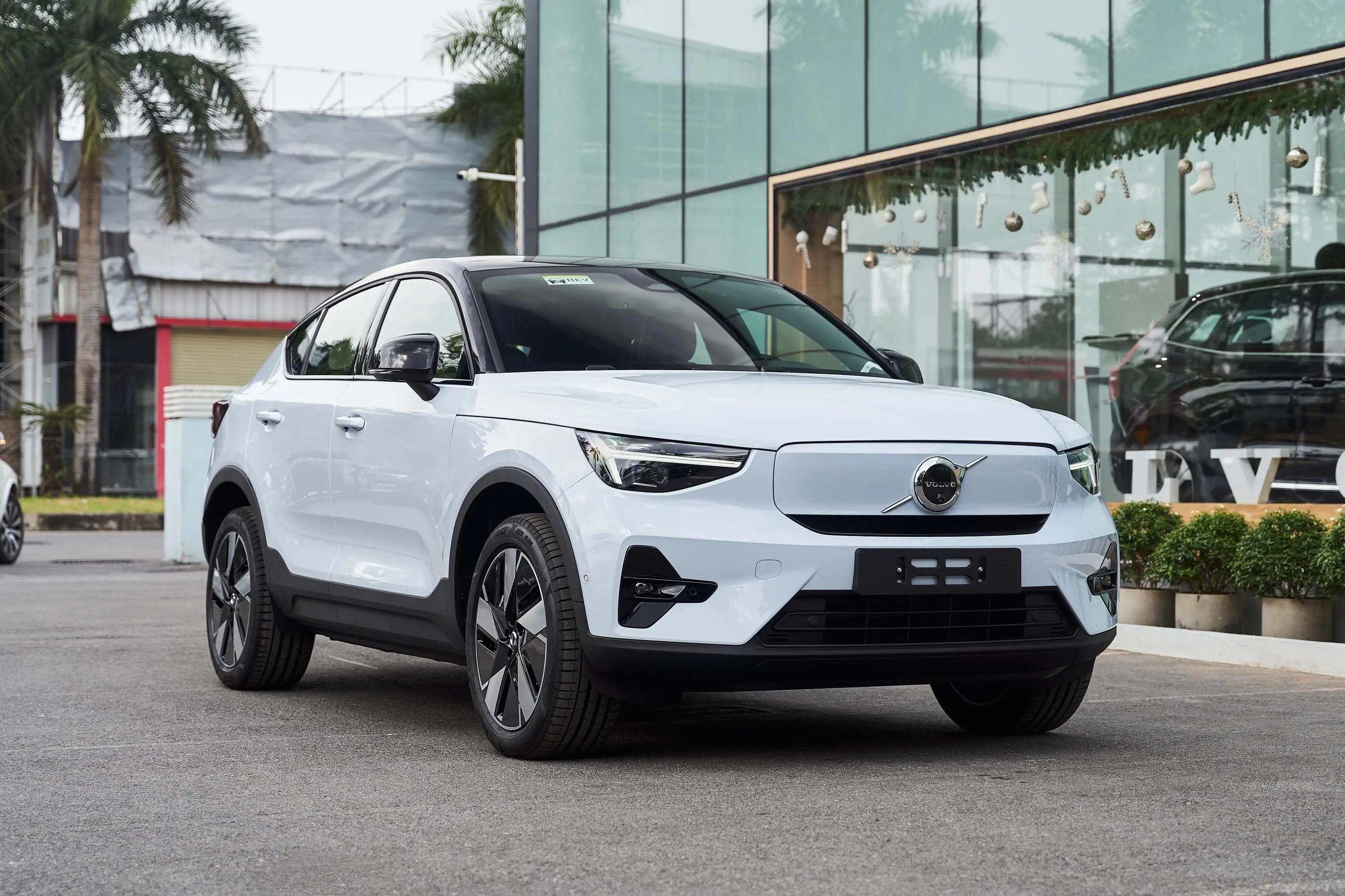 Khám phá Volvo EC40 Cloud Blue – Sắc xanh vượt thời gian trong thế giới ô tô điện hiện đại 9 Khám phá Volvo EC40 Cloud Blue – Sắc xanh vượt thời gian trong thế giới ô tô điện hiện đại kham pha volvo ec40 cloud blue sac xanh vuot thoi gian trong the gioi o to dien hien dai 68d3ad05f2c4e Khám phá Volvo EC40 Cloud Blue – Sắc xanh vượt thời gian trong thế giới ô tô điện hiện đại